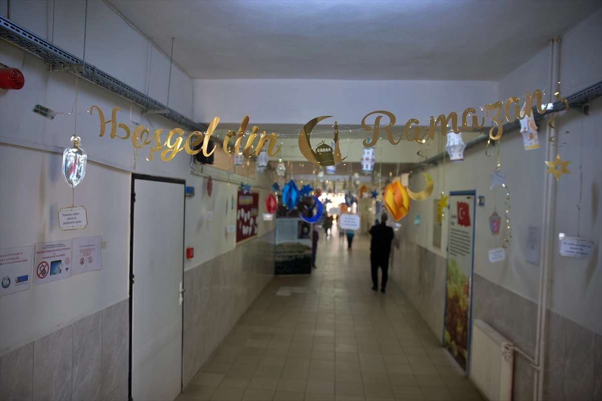Osmaniye'de okullar ramazan için süslendi