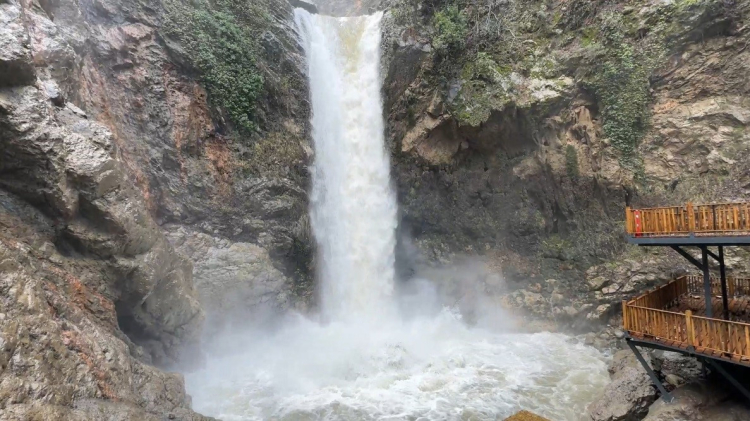 Osmaniye Karaçay Şelalesi sağanakla coştu 3
