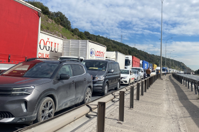 TEM’DE İKİ TIR ÇARPIŞTI! İSTANBUL YÖNÜNDE TRAFİK FELÇ OLDU