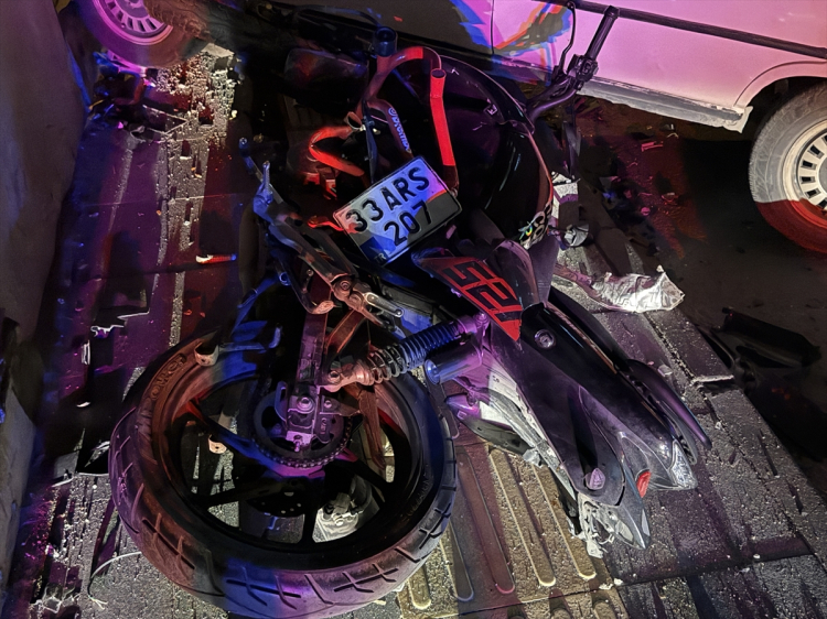 Mersin Akdeniz'de otomobil ile motosiklet çarpıştı 1 yaralı 2
