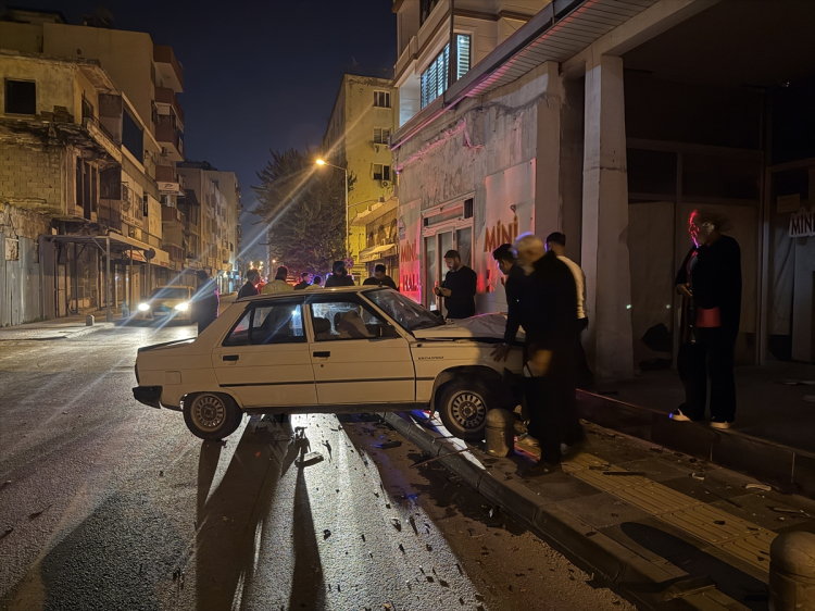 Mersin Akdeniz'de otomobil ile motosiklet çarpıştı 1 yaralı 3