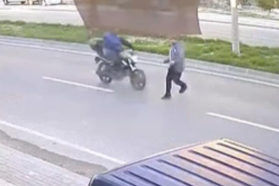 Yolun karşısına geçerken motosikletin çarptığı bir kişi yaralandı