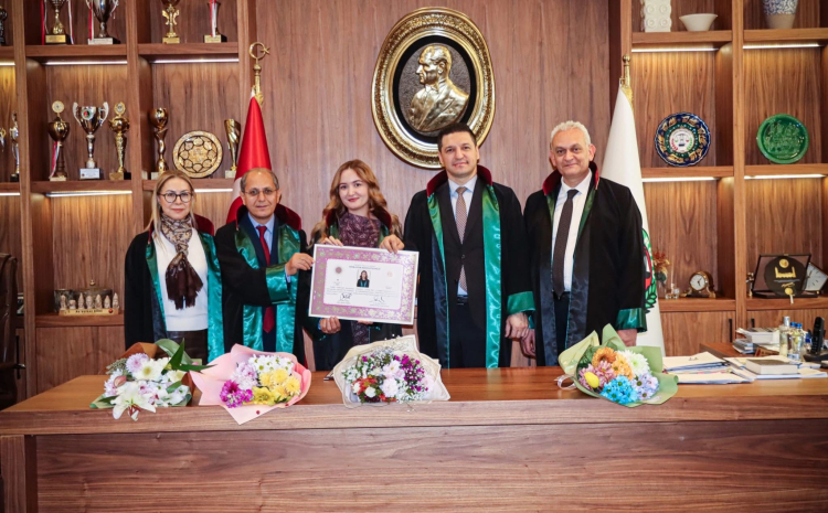 Adana Barosu’nda staj dönemlerini başarıyla tamamlayan Hacer Aşkın, Zekeriya Öner, Ayşe Şevval Daşbaş, Sevda Nur İnceler ve Semiha Öge için ruhsat töreni düzenlendi. Baro Başkanlık makamında gerçekleştirilen törene, Adana Barosu Başkanı Volkan Böke, yönetim kurulu üyeleri, avukatlar, stajyer avukatlar ve ruhsat alan genç meslektaşların aileleri katıldı. Tören öncesinde konuşan Başkan Volkan Böke, ruhsat alacak avukatlara meslek hayatlarında başarılar dileyerek, hukukun üstünlüğü ve savunma hakkının önemine vurgu yaptı. Konuşmanın ardından Avukatlık Andı’nı okuyan yeni avukatlara cübbeleri; Av. Oktay Tavşan, Av. Buluçhan Yıldız, Av. Bülent Demirel, Av. Hüsniye Has ve Av. Ali Kemal Biçer tarafından giydirildi. Duygu dolu anların yaşandığı tören, ruhsat alan avukatlar ile cübbelerini giydiren meslektaşların düşüncelerini paylaşmasıyla sona erdi.
