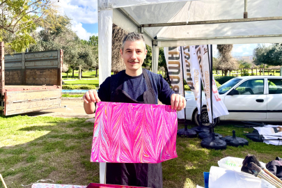 Asırlık ebru sanatı, Turgut Camlı’nın ellerinde geleceğe taşınıyor