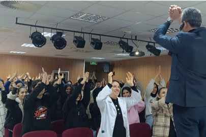 Şehit Kadir Kırbaç Anadolu Lisesi’nde öğrenciler, sağlıklı ve bilinçli teknoloji kullanımını öğrendi