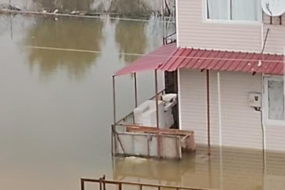 Adana’da taşkın felaketi: Köy sular altında kaldı, yollar kapandı, kamyon göle gömüldü