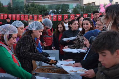 Ceyhan Belediyesi Cumhuriyet Meydanı’nda binlerce vatandaşı iftarda buluşturdu