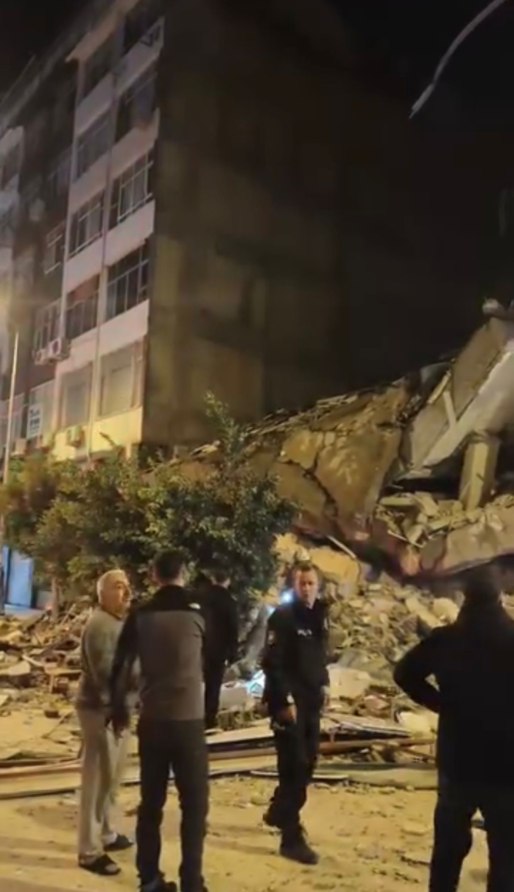 Hatay İskenderun'da yıkım sırasında bina çöktü Enkaz altında arama çalışmaları başlatıldı 2