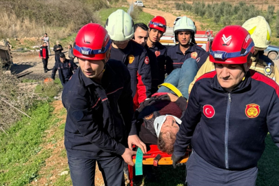 Adana’da kamyon şarampole yuvarlandı: Sürücü yaralandı