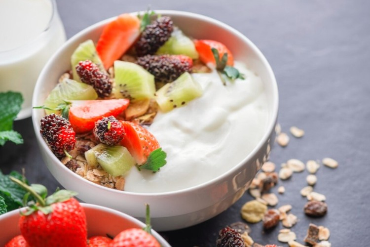 Yoğurtlu Meyve Kasesi