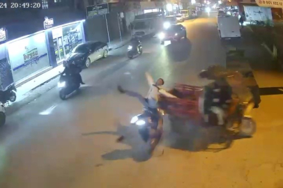 Adana’da iki motosiklet çarpıştı, o anlar güvenlik kamerasında
