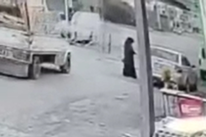 Hatay'da "görünmez kaza" kamerada: Açılan pikap kapağı kadını yaraladı