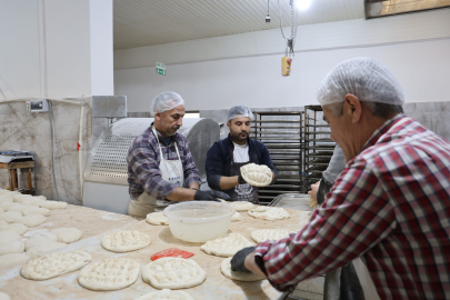 Kozan’da Ramazan mesaisi başladı: Askıda pide dayanışması büyüyor