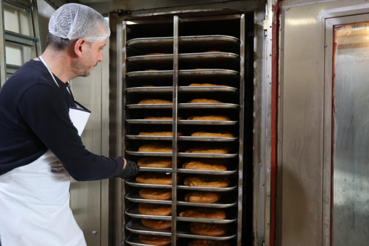 Kozan’da Ramazan mesaisi başladı Askıda pide dayanışması büyüyor 2