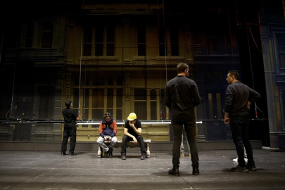 Operanın görünmez kahramanları "Singin' in the Rain" müzikali için yoğun çaba harcıyor