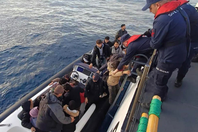 25 düzensiz göçmen ve 2 göçmen kaçakçılığı şüphelisi yakalandı
