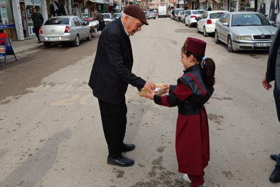 Kozan'da öğrenciler ilahiler söyleyerek sokaklarda yürüdüler