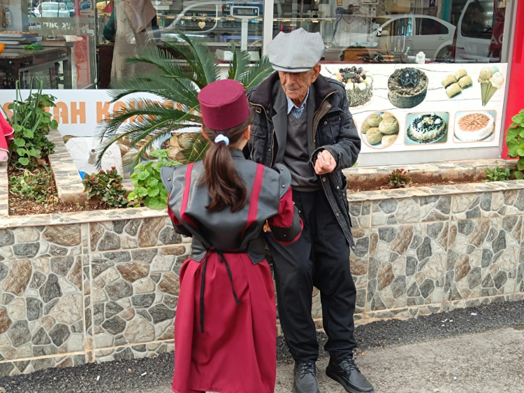 Adana sokaklarında minik ramazan coşkusu Teflerini kaptılar, manilerle yürüdüler 2