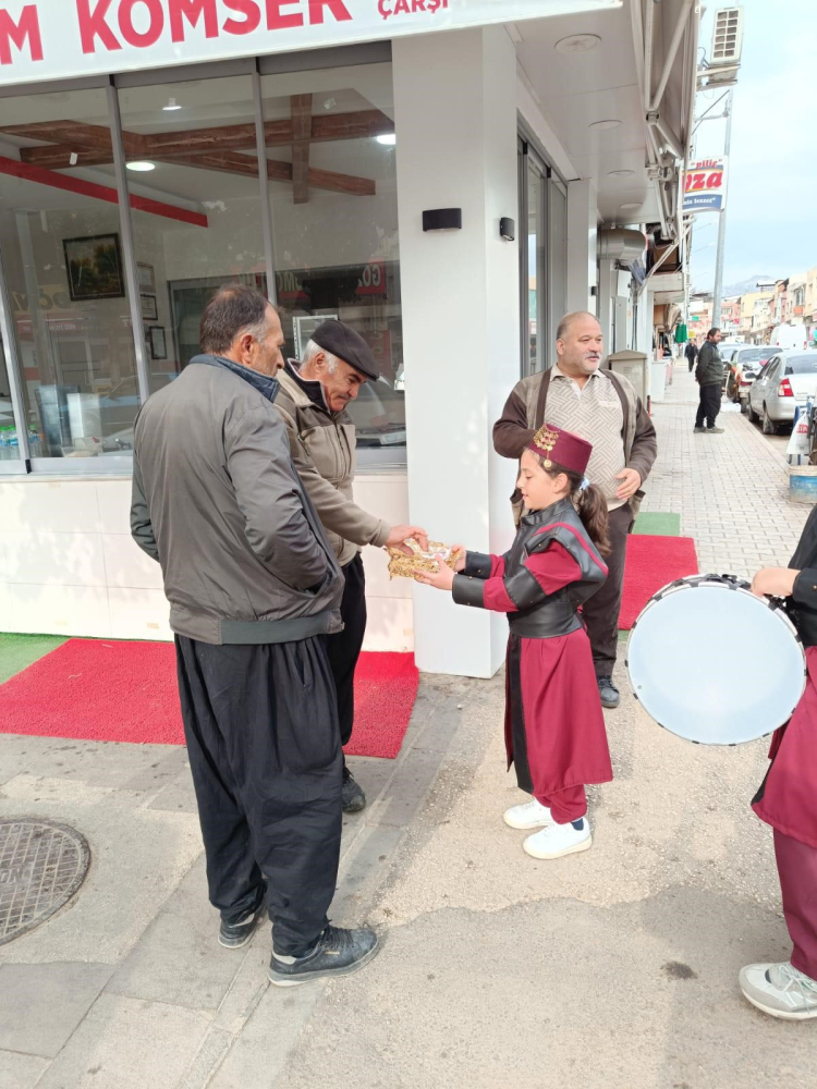 Adana sokaklarında minik ramazan coşkusu Teflerini kaptılar, manilerle yürüdüler 3