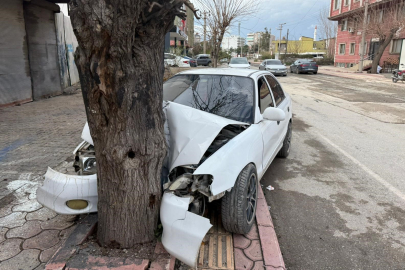Hatay Payas'da trafik kazası: Kontrolden çıkan otomobil ağaca çarptı