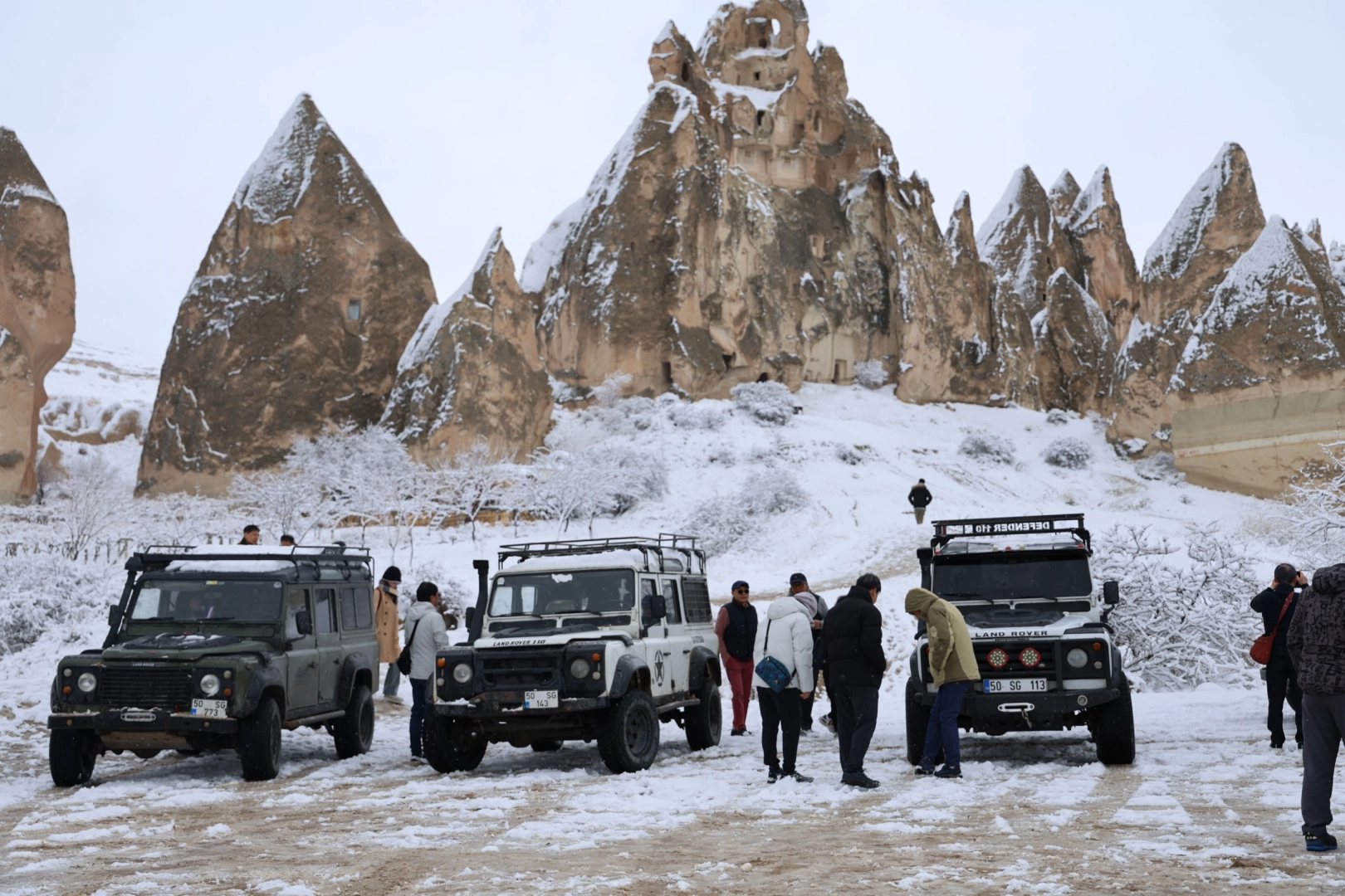 Kapadokya kar altında beyaza büründü: Peribacalarında kartpostallık manzara