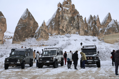 Kapadokya kar altında beyaza büründü: Peribacalarında kartpostallık manzara