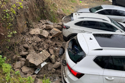Ordu'da tarihi evin istinat duvarı araçların üzerine devrildi