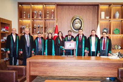 Adana Barosu’nda cübbelerini giyen genç avukatlar mesleğe adım attı