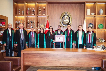 Adana Barosu’nda cübbelerini giyen genç avukatlar mesleğe adım attı