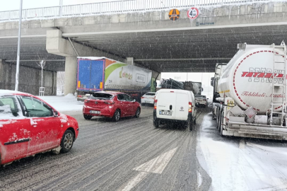 Kayseri-Malatya karayolu kar nedeniyle trafiğe kapatıldı