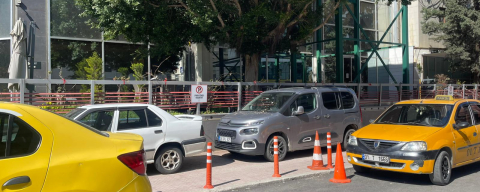 Adana'da kaldırımlar yine araçlara kaldı