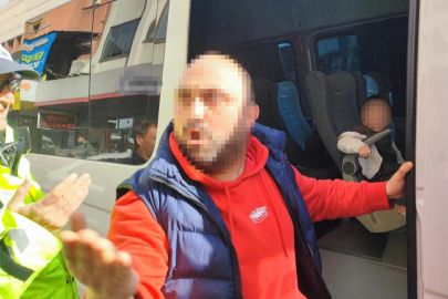 Adana’da trafik denetiminde ceza yiyen sürücü polisi tehdit edip kameraya vurdu