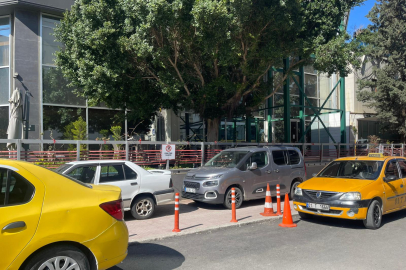 Adana'da kaldırımlar yine araçlara kaldı