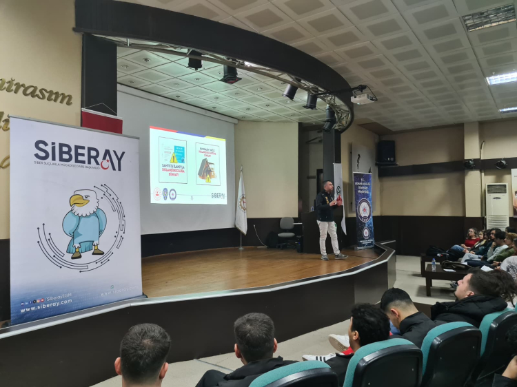 Adana İl Emniyet Müdürlüğü, gençlere siber tehditlere karşı farkındalık eğitimi verdi