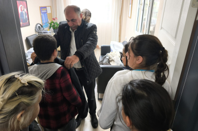 Başkan Erdinç Altıok, öğrencilere kıyafet hediye etti, yüzlerde tebessüm oluştu