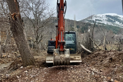 Feke’de kar ve heyelanla mücadele sürüyor