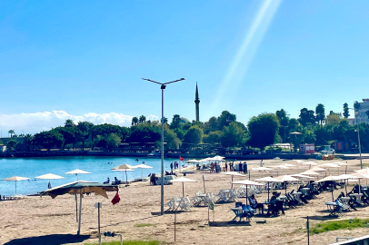 Güneşli havayı fırsat bilenler Yumurtalık sahiline akın etti