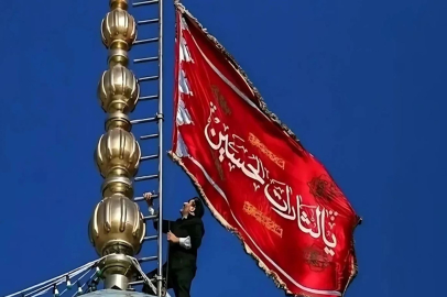 Hamaney’in ölümünün ardından Cemkeran Camii’ne “intikam” bayrağı çekildi