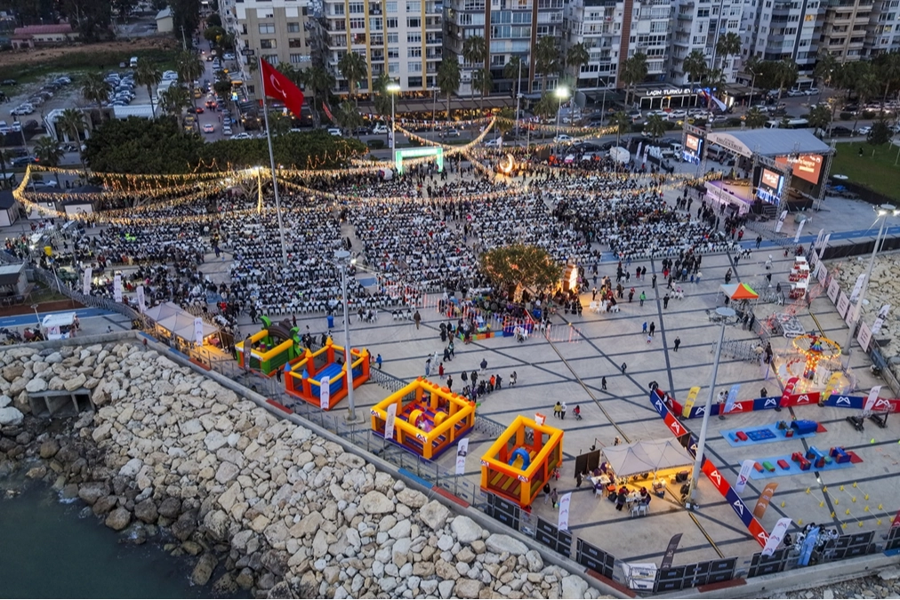 Mersin'de Ramazan şenlikleri kapsamında iftar programı düzenlendi