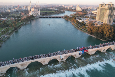 Adana’da binlerce vatandaş Taşköprü’de iftar sofrasında buluştu