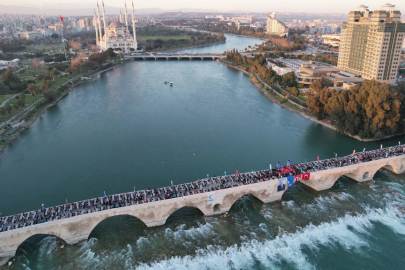Adana’da binlerce vatandaş Taşköprü’de iftar sofrasında buluştu
