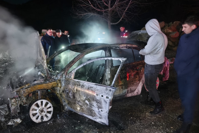 Adana Kozan’da seyir halindeki otomobil alev aldı
