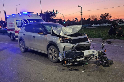Hatay'da otomobille çarpışan motosikletteki 2 kişi yaralandı