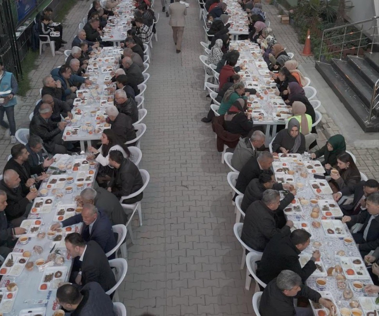 AK Parti Seyhan İlçe Teşkilatı, vatandaşlarla iftar sofrasında buluştu