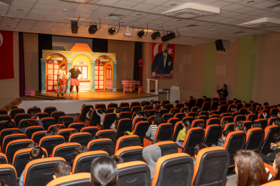 Tiyatro ve kitap bir arada: Çocuklar Mezitli Çocuk Kampüsü’nde eğlendi