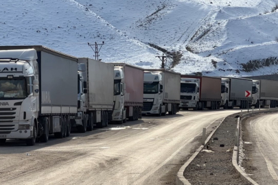 Türkiye-İran sınırında tır kuyruğu 2 kilometreyi buldu
