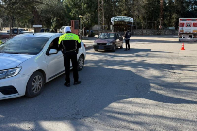 Kozan’da ‘Güven’ uygulaması 10 araç ve 4 motosiklet trafikten men edildi 2 aranan şahıs yakalandı