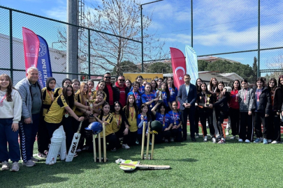 Osmaniye'de kriketin kraliçeleri kupa kaldırdı