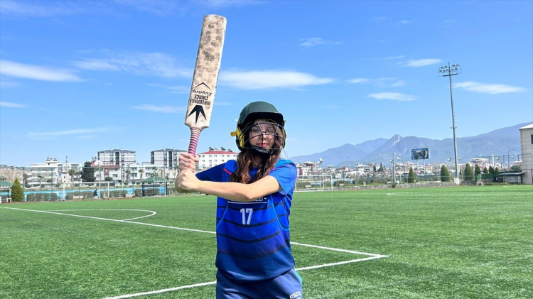 Osmaniye'de kriketin kraliçeleri kupa kaldırdı 2