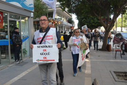 Adana’da emekliler seyyanen zam talepleri için davul çalıp mâni söyledi